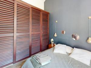 a bedroom with a large bed with wooden blinds at Maison à Vic-la-Gardiole, 2 pers, Terrasse, Proche Plage - FR-1-785-25 in Vic-la-Gardiole