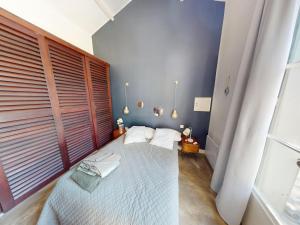 a bedroom with a large bed with white pillows at Maison à Vic-la-Gardiole, 2 pers, Terrasse, Proche Plage - FR-1-785-25 in Vic-la-Gardiole