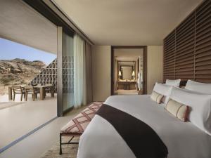 Postel nebo postele na pokoji v ubytování Desert Rock Resort + 37 fotografií
