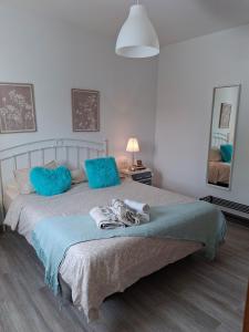 ein Schlafzimmer mit einem großen Bett und blauen Kissen in der Unterkunft Villa Mariola in Playa Blanca