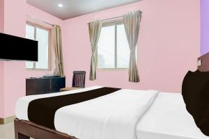 TV a/nebo společenská místnost v ubytování Super Hotel O Karakambadi Near Alipiri formerly BVN Grand + 25 fotografií