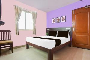 Postel nebo postele na pokoji v ubytování Super Hotel O Karakambadi Near Alipiri formerly BVN Grand