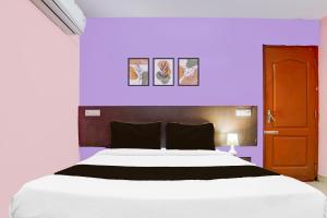 Postel nebo postele na pokoji v ubytování Super Hotel O Karakambadi Near Alipiri formerly BVN Grand