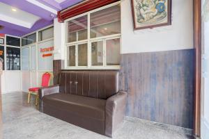 Posezení v ubytování Super Hotel O Karakambadi Near Alipiri formerly BVN Grand