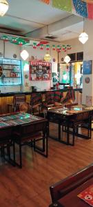 un ristorante con tavoli e sedie in una stanza di W District hostel a Bangkok