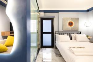 Una sala de estar con dos camas y una ventana. en Luxury 1BD Studio wz Jacuzzi 5min to Airport, Massager, en El Cairo