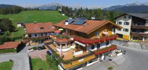 eine Luftansicht eines großen Hauses mit Blumen in der Unterkunft Landhaus Petri Heil in Seefeld in Tirol