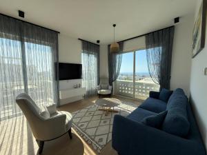 a living room with a blue couch and a tv at Terra in Elea