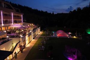 widok hotelu nocą z lotu ptaka w obiekcie Dei Hotel Schönblick w mieście Velden am Wörthersee
