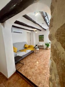 a living room with a couch and a table at Tranquilo apto ideal paraTurismo Rural y Relax in Gandesa +93 photos