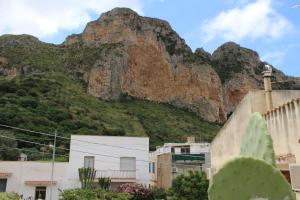 a mountain in the background of a city with buildings at Appartamenti da Clarissa in Macari