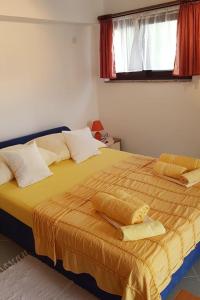 Un dormitorio con una cama con dos toallas encima. en Studio Soline Dani 4, en Soline