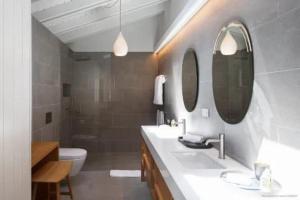 Et bad på Marvelous Spaces Villa with Garden and Heated Pool