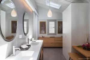 Et bad på Marvelous Spaces Villa with Garden and Heated Pool