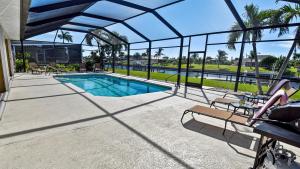 בריכת השחייה שנמצאת ב-Timeout -south facing terrace with large pool או באזור