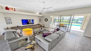 טלויזיה ו/או מרכז בידור ב-Timeout -south facing terrace with large pool