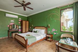 ウダイプールにあるSaffronStays Rang Havelii Super Deluxeのベッドと緑の壁のある寝室 +27枚の写真