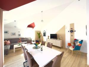 une salle à manger et un salon avec une table et des chaises dans l'établissement Apartments Dalmatino, à Kaštela