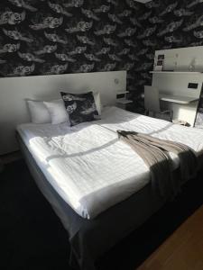 Rúm í herbergi á Scandic Värnamo
