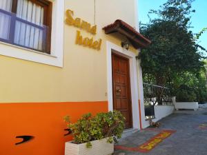 a building with a sign that reads sun inn at Sama hotel in Pythagoreio