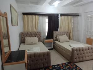 - une chambre avec 2 lits, un canapé et un miroir dans l'établissement Roof 5 OR 6 3 Bedrooms sea view 114Green Beach, à El Alamein 52 autres photos