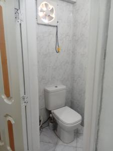 une petite salle de bain avec toilettes et fenêtre dans l'établissement Roof 5 OR 6 3 Bedrooms sea view 114Green Beach, à El Alamein