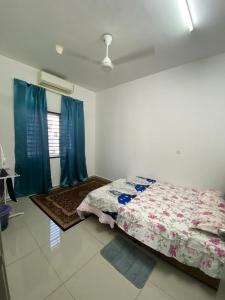 Ένα ή περισσότερα κρεβάτια σε δωμάτιο στο Zainab Homestay