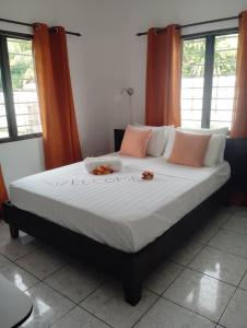 Postel nebo postele na pokoji v ubytování Roche Kerlan Apartments