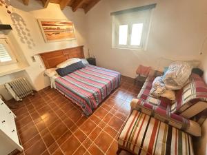 a bedroom with a bed and a couch at Gran Estepona Centro Historico y playa in Madrid