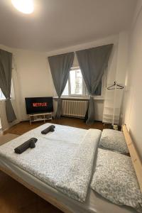 Postel nebo postele na pokoji v ubytování Group Old Town Apartment