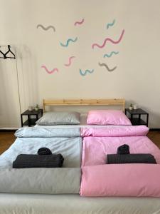 Postel nebo postele na pokoji v ubytování Group Old Town Apartment