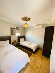 Postel nebo postele na pokoji v ubytování Riad Dar Essassi 23 + 38 fotografií