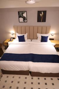 Postel nebo postele na pokoji v ubytování Lords Eco Inn Jamnagar - Maheshwari Nagar