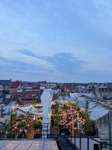 Nespecifikovaný výhled na destinaci Lvov nebo výhled na město při pohledu z hotelu