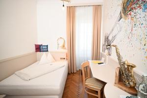 Llit o llits en una habitació de Boutique Hotel Goldenes Lamm Villach