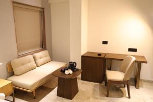 Posezení v ubytování Lords Eco Inn Jamnagar - Maheshwari Nagar