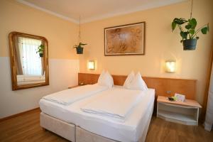 Llit o llits en una habitació de Boutique Hotel Goldenes Lamm Villach