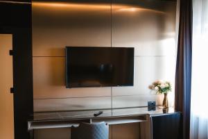Televisor o centre d'entreteniment de Garni Uni Elita Lux Hotel