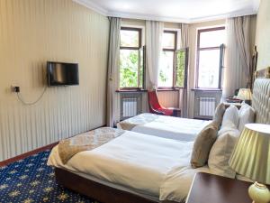 Postel nebo postele na pokoji v ubytování Shah Palace Luxury Museum Hotel