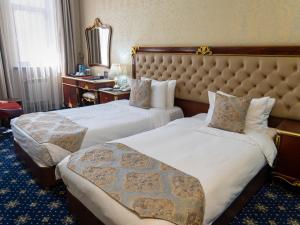 Postel nebo postele na pokoji v ubytování Shah Palace Luxury Museum Hotel