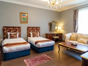 Postel nebo postele na pokoji v ubytování Shah Palace Luxury Museum Hotel