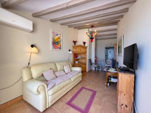 un soggiorno con divano e TV a schermo piatto di Casa Blue Bayou a Villajoyosa