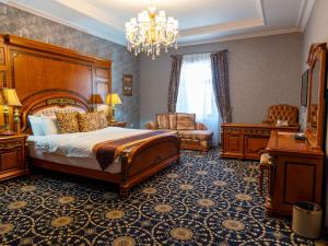 Postel nebo postele na pokoji v ubytování Shah Palace Luxury Museum Hotel