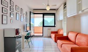 Et opholdsområde på Bilocale con piscina condominiale