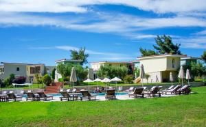 Bazén v ubytování Alkion Hotel nebo v jeho okolí