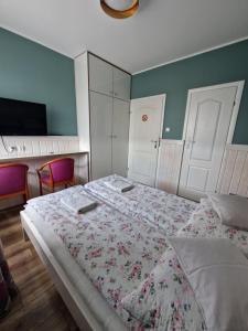 Łóżko lub łóżka w pokoju w obiekcie AGIS Pokoje Gościnne