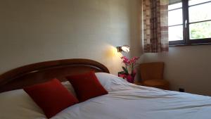 A bed or beds in a room at Hotel Restaurant Père Benoît