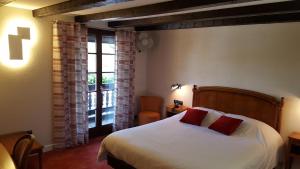 - une chambre avec un lit et une grande fenêtre dans l'établissement Hotel Restaurant Père Benoît, à Entzheim