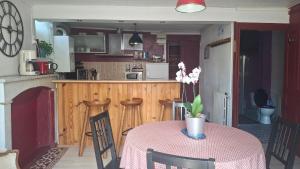 Kuchyňa alebo kuchynka v ubytovaní Charmant appartement au cœur des volcans d Auvergne