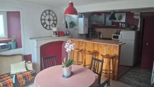 Kuchyňa alebo kuchynka v ubytovaní Charmant appartement au cœur des volcans d Auvergne